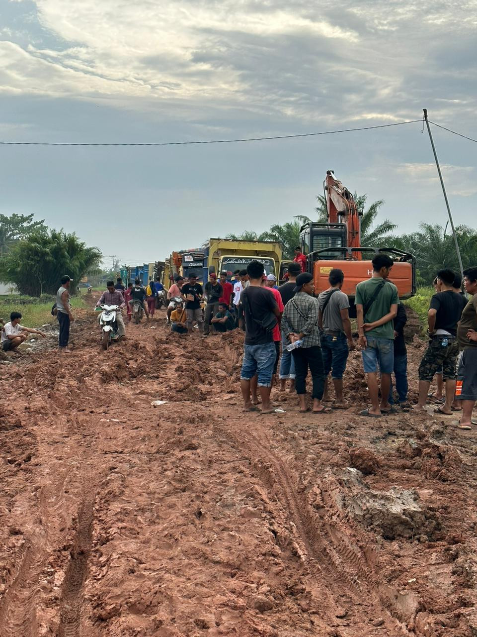 Jalan Lintas Sinaboi-Bagansiapiapi Rusak Parah,Ekonomi Masyarakat Mulai Merosot