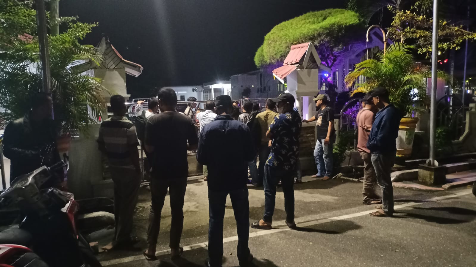 Walau Malam,Rekanan Kontraktor Datangi Kediaman Afrizal Sintong