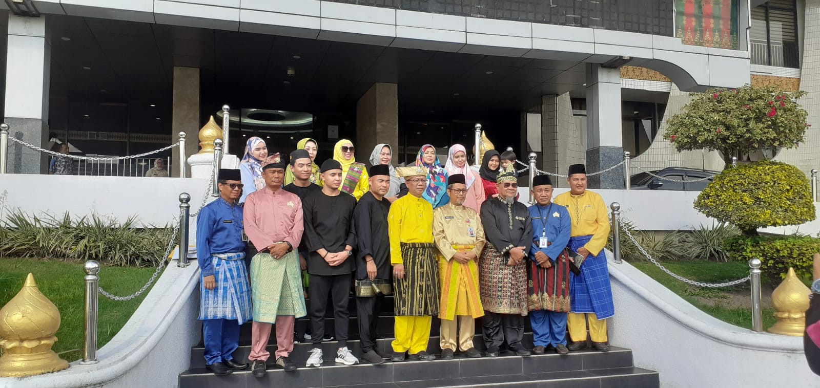 Zuriat Sultan Siak V Serahkan Silsilah Keturuan Kepada Pimprov Riau