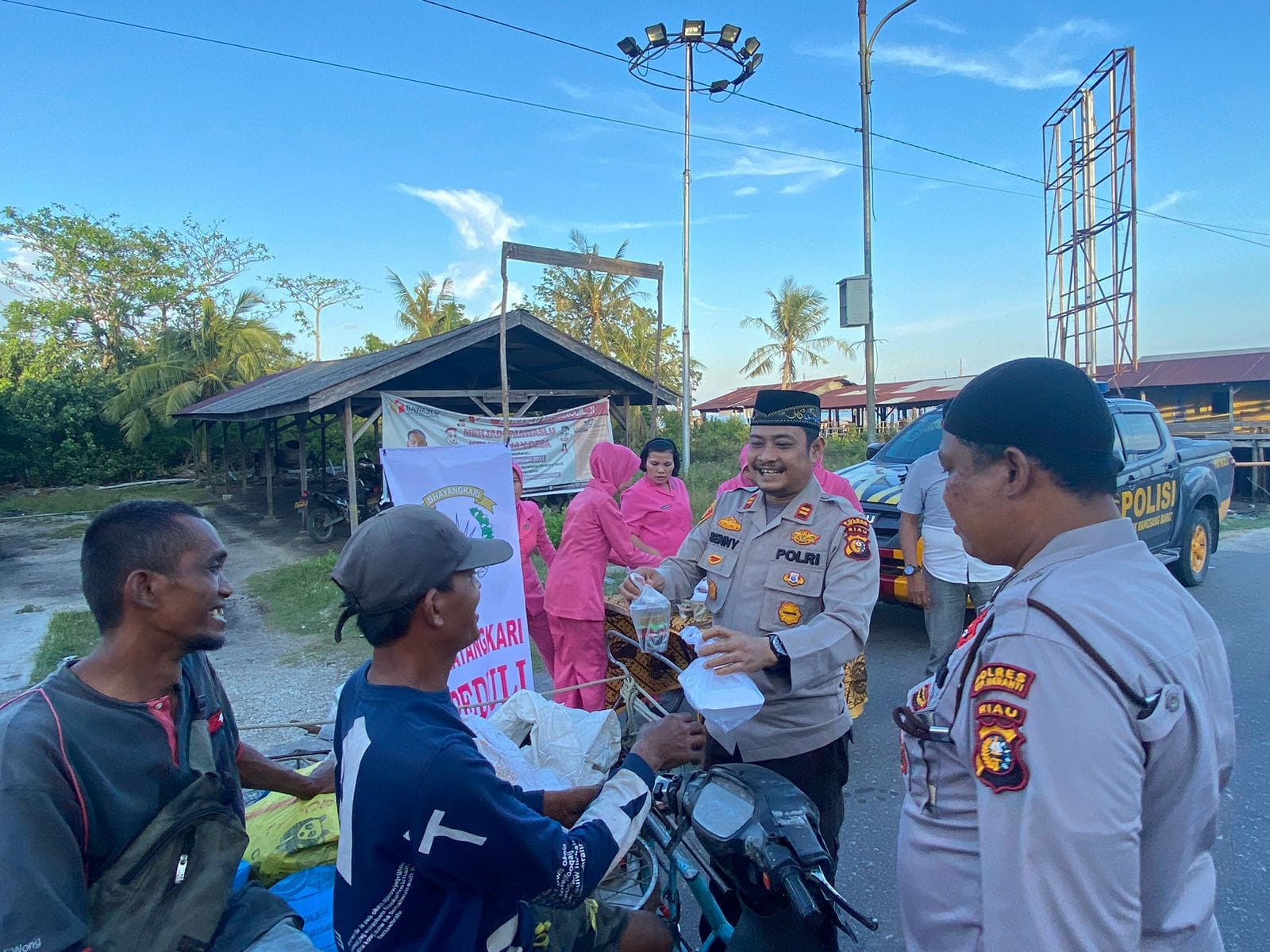 Polsek Rangsang Barat Bersama Bhayangkari dan Personel Berbagi Takjil kepada Masyarakat