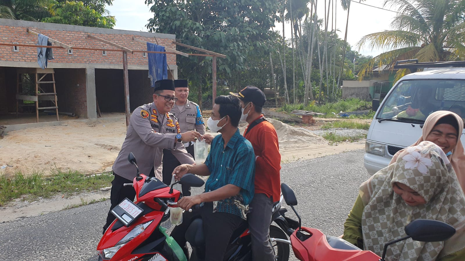 Kapolsek Siak Hulu Berbagi Takjil Gratis,  Dalam Rangka Bhakti Sosial