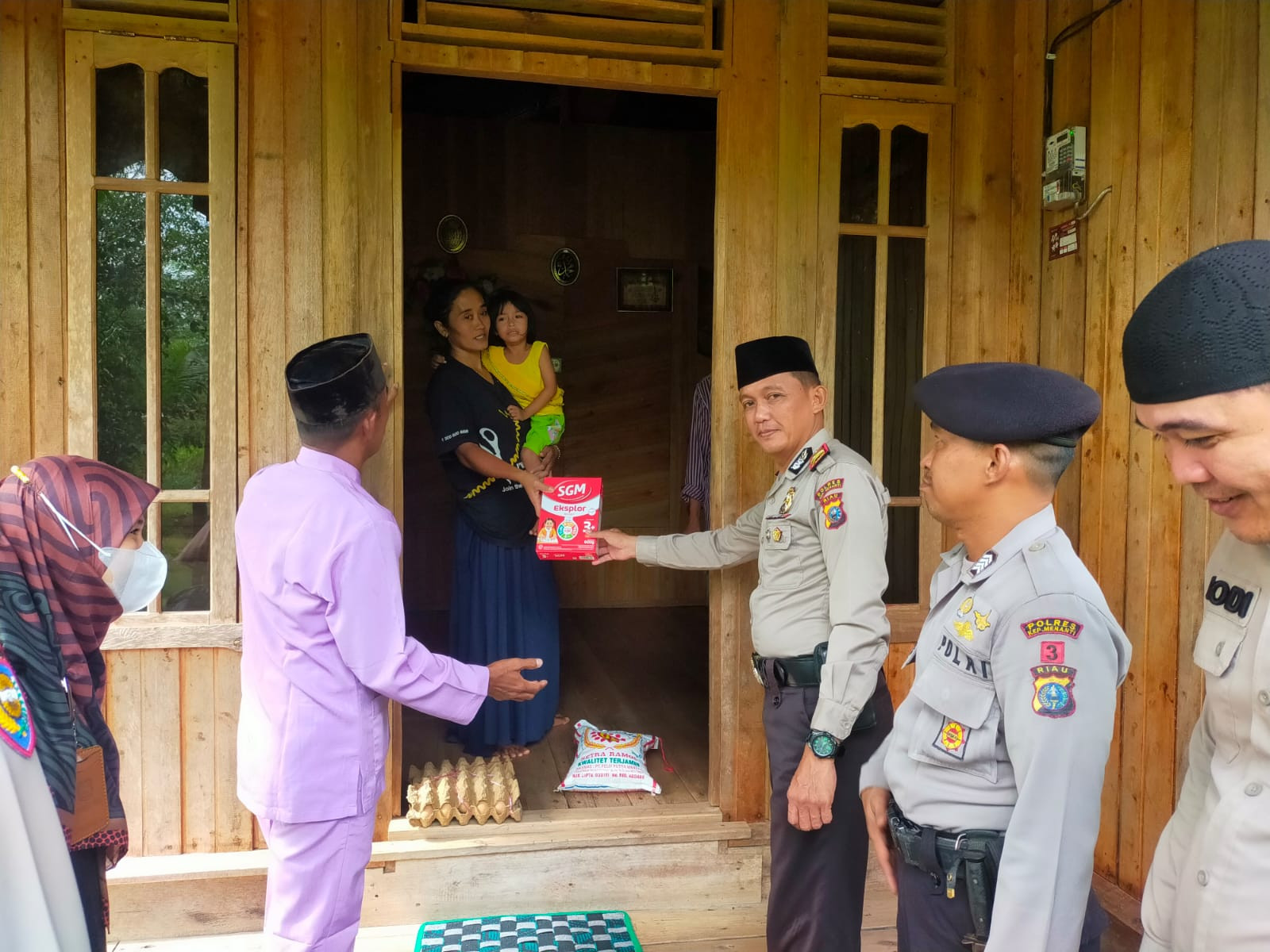 Kapolsek Merbau Ulurkan Bantuan kepada Keluarga Balita Stunting