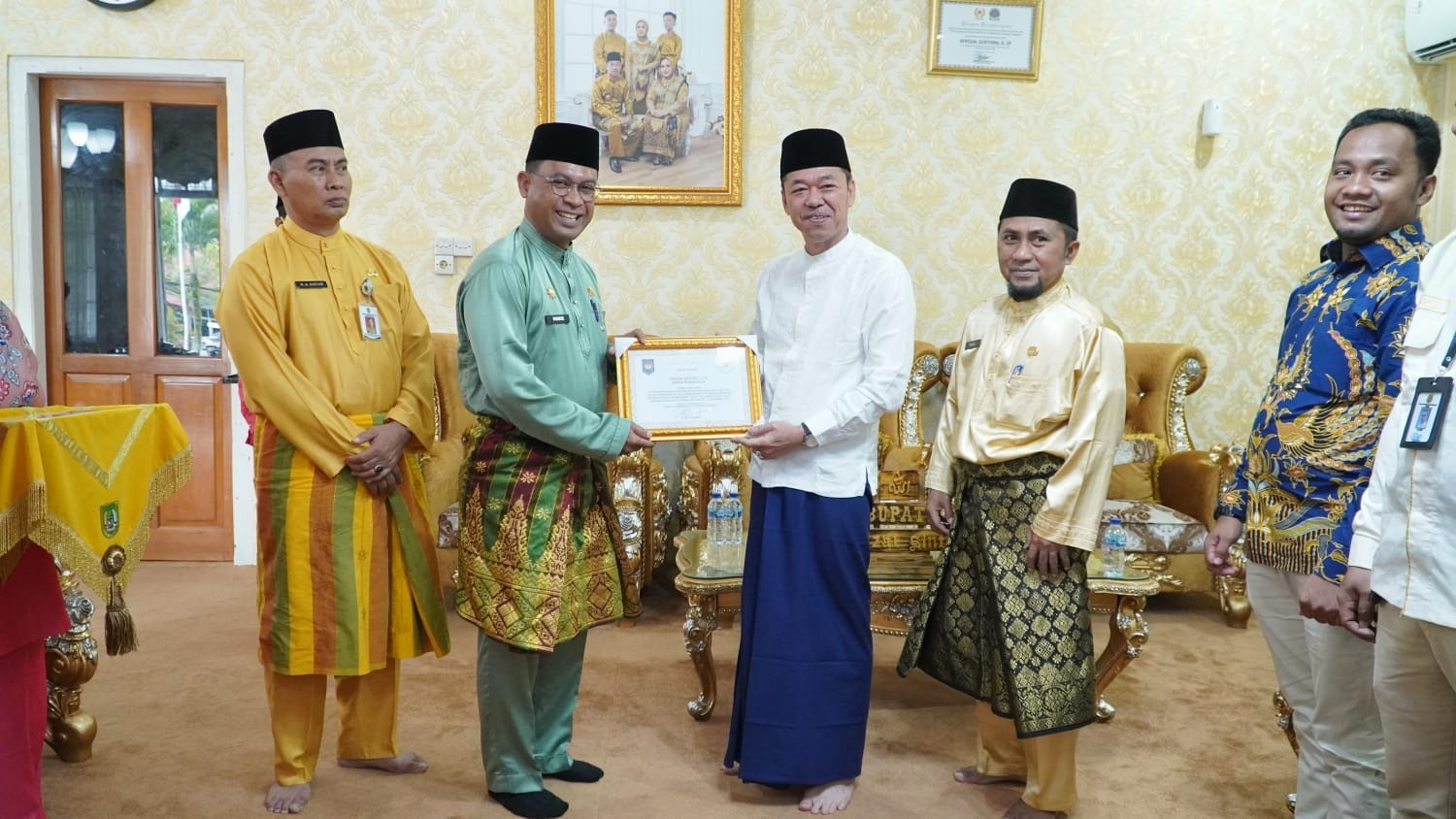 Bupati Afrizal Terima Dua Penghargaan dari Dirjenpol dan Adipsi