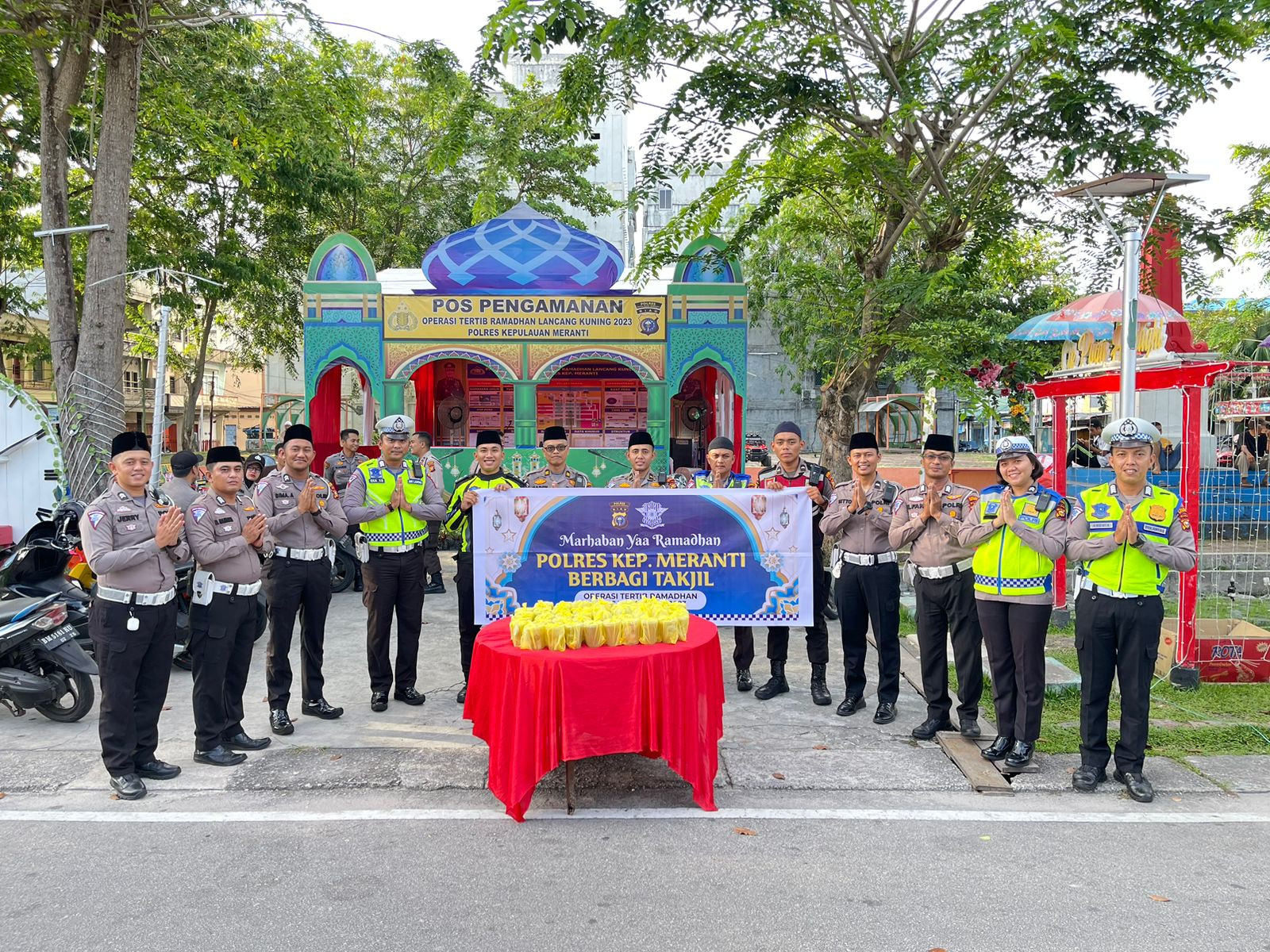 Personel Satlantas Polres Meranti Bagikan Puluhan Bungkus Takjil