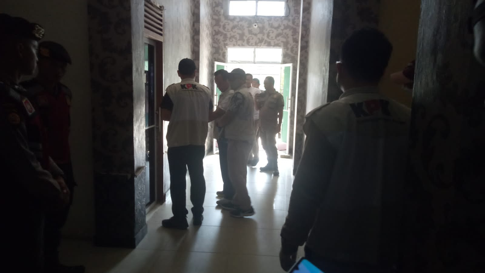 KPK Berkantor di Meranti Geledah Ruangan Bupati dan Rumah Dinas Kepala BPKAD