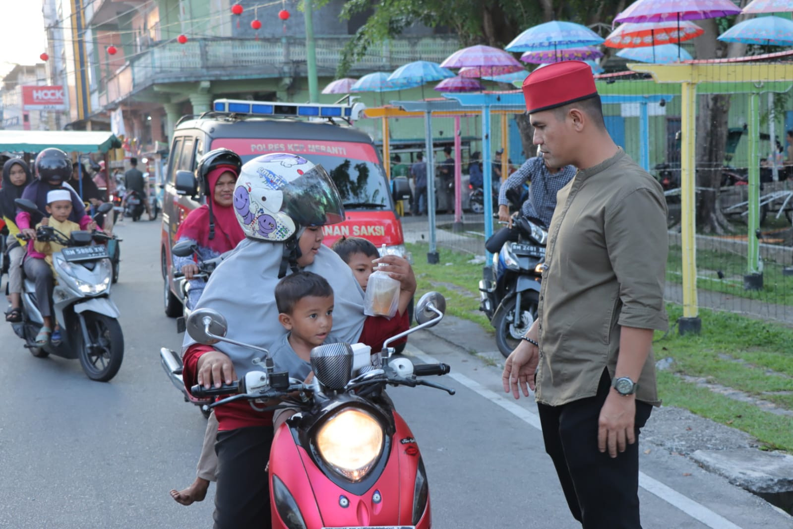 300 Bungkus Takjil Ramadan Dibagikan Satreskrim kepada Pengendara