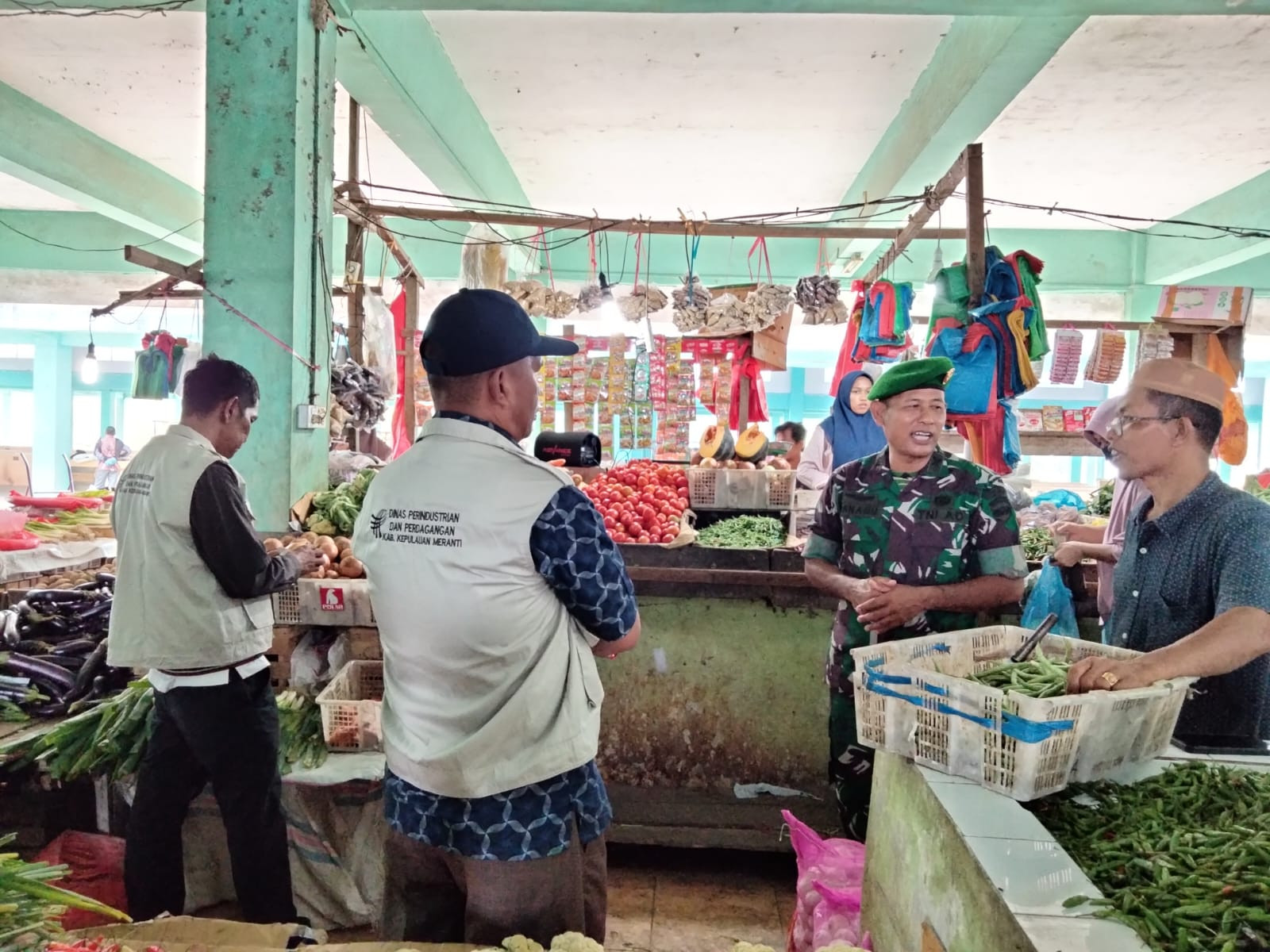 Danramil Bersama Disprindag Pantau Langsung Kebutuhan Bahan Pokok Jelang Lebaran