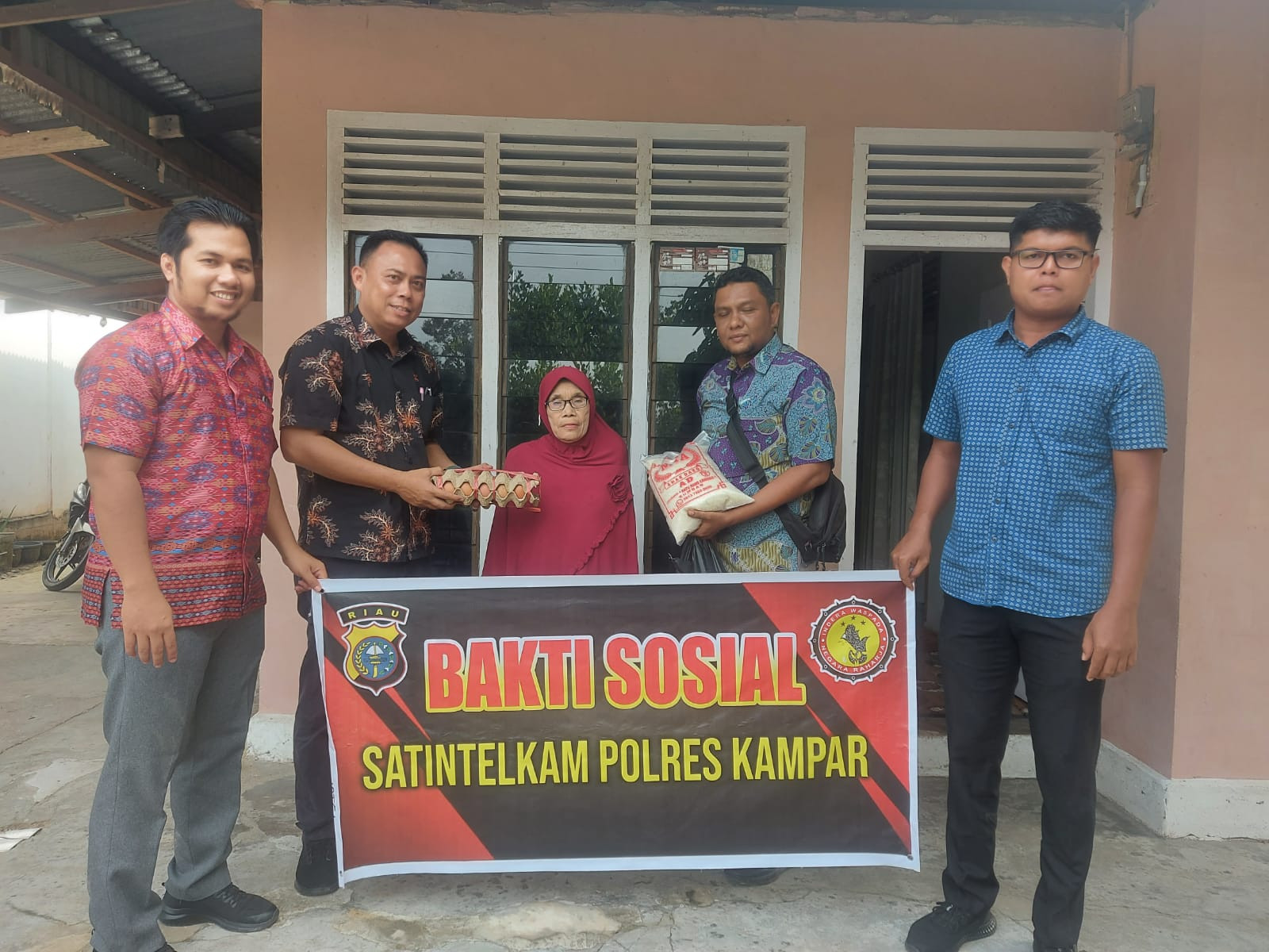Satintelkam Polres Kampar Bagi-bagi Sembako  Dengan Warga Batu Belah