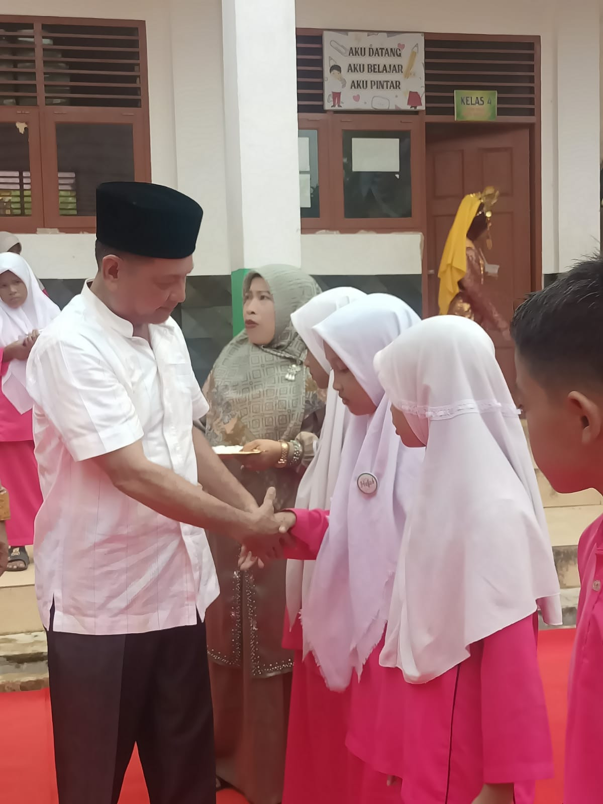 Anggota DPRD Kampar H Syafrudin Domo Hadir Perpisahan SD 003 Perambahan