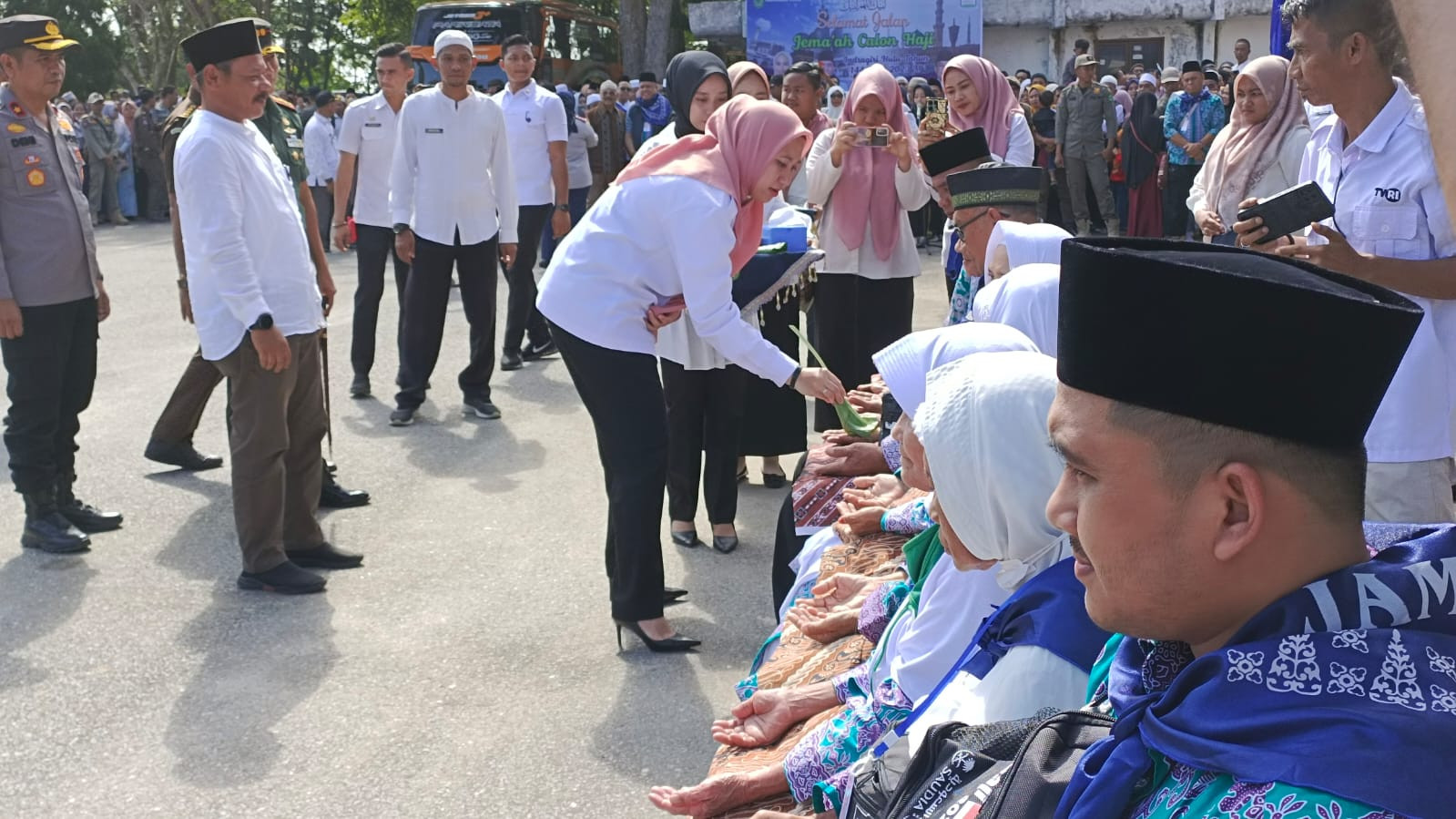 Bupati Rezita Lepas 220 Calon Jemaah Haji Kabupaten Inhu Tahun 2023