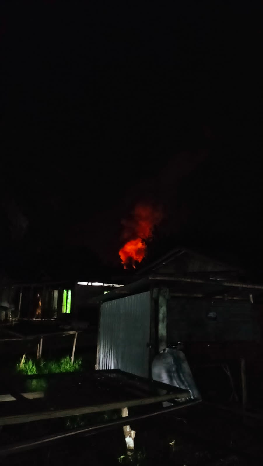 Tadi Malam Dua Unit Rumah Warga Jalan Pembangunan Bagansiapiapi Dilalap Jago Merah