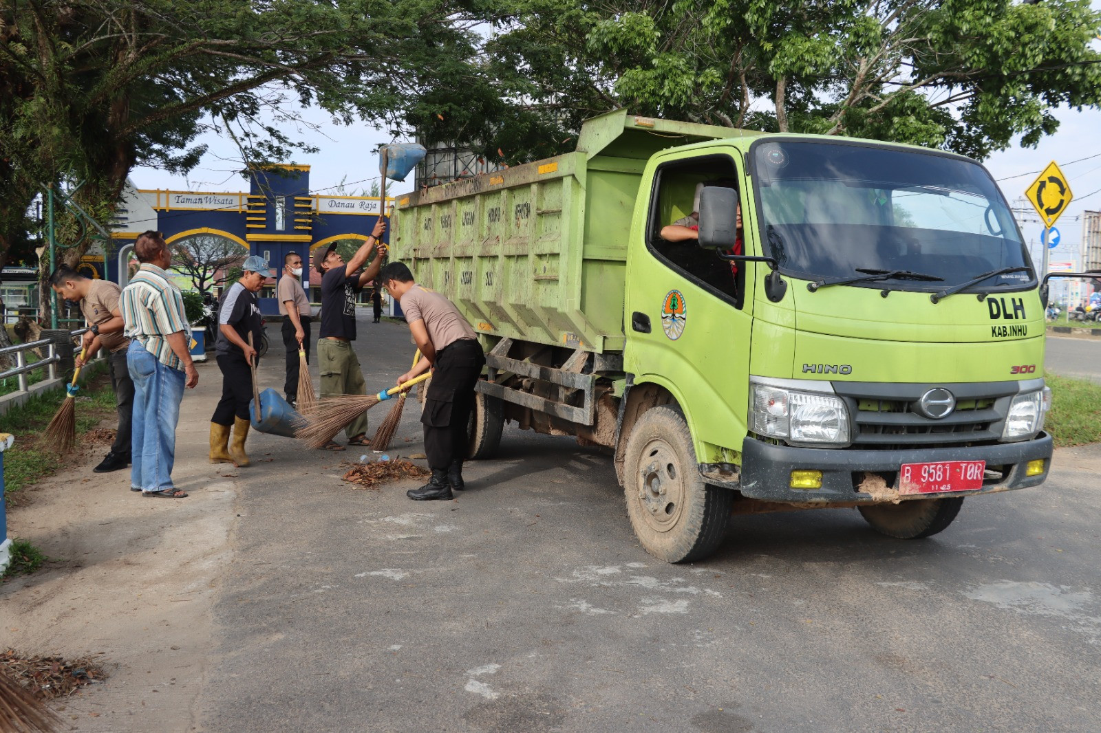 Kepedulian Polri Terhadap Lingkungan, Polres Inhu Laksanakan Bersih Serentak 