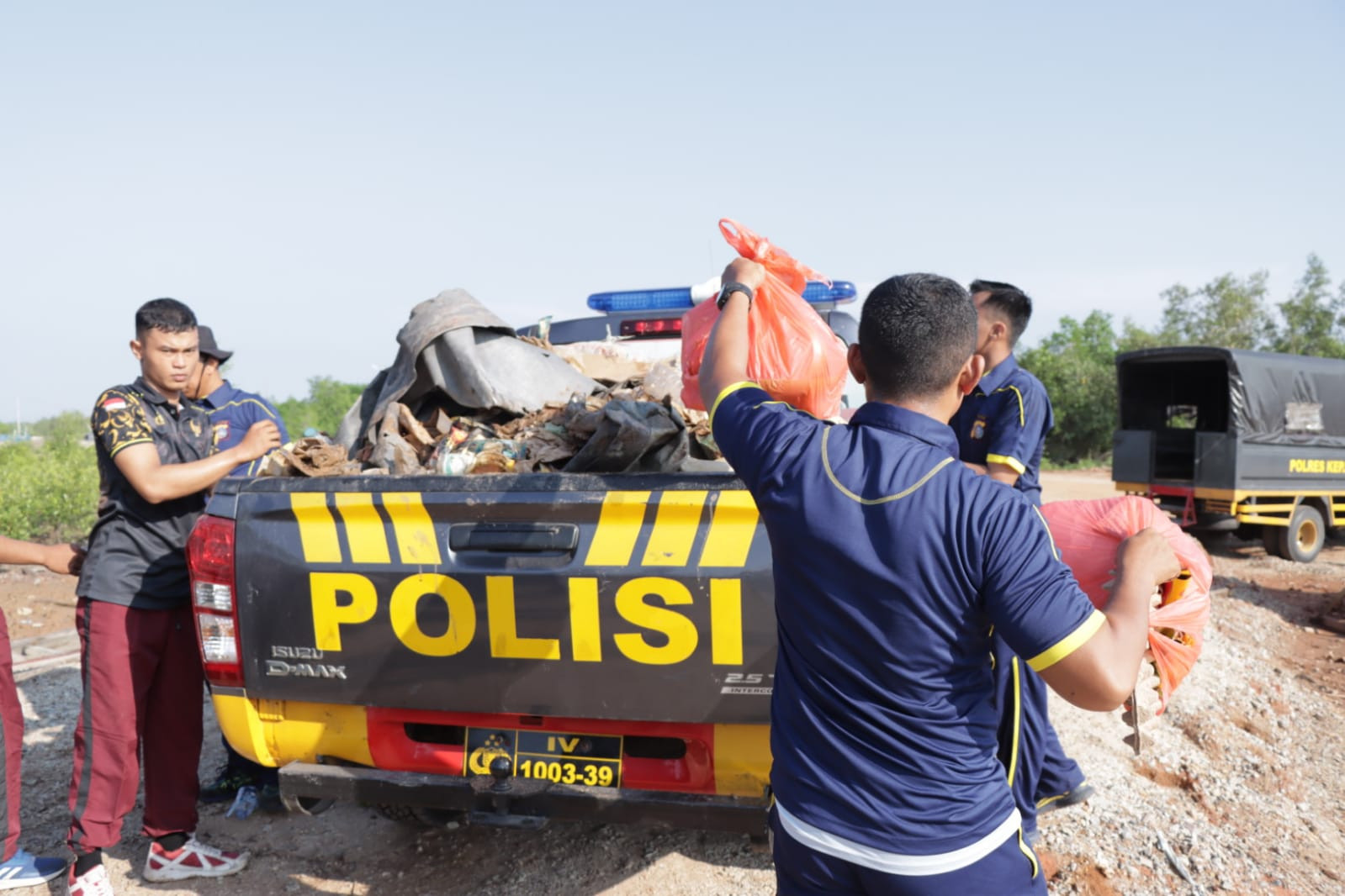 Peduli Lingkungan, Polres Meranti bersama Stakeholder dan Masyarakat Gelar Gotong Royong Serantak