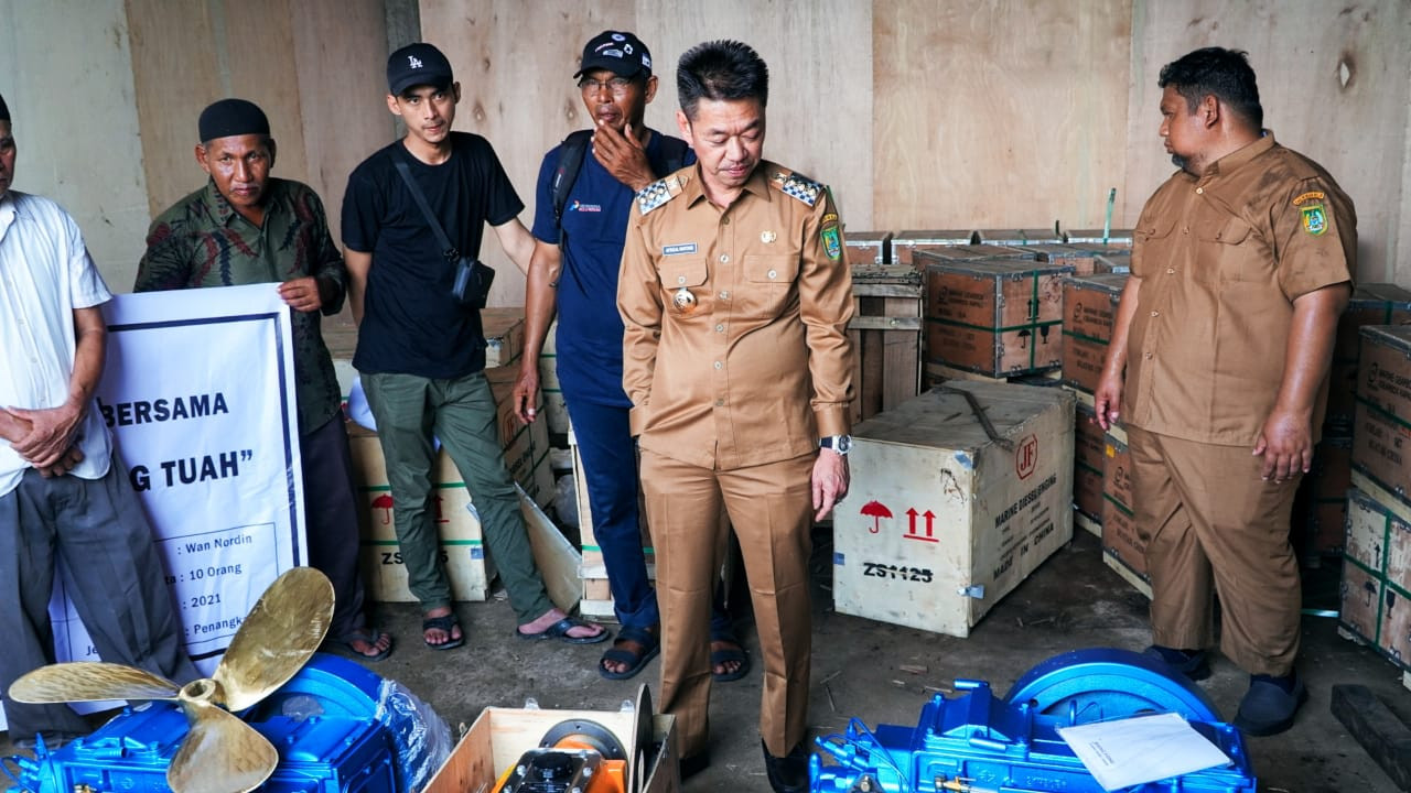 Harapan Baru Nelayan Rohil, Afrizal Sintong Serahkan Bantuan 80 Unit Mesin Boat Untuk Nelayan