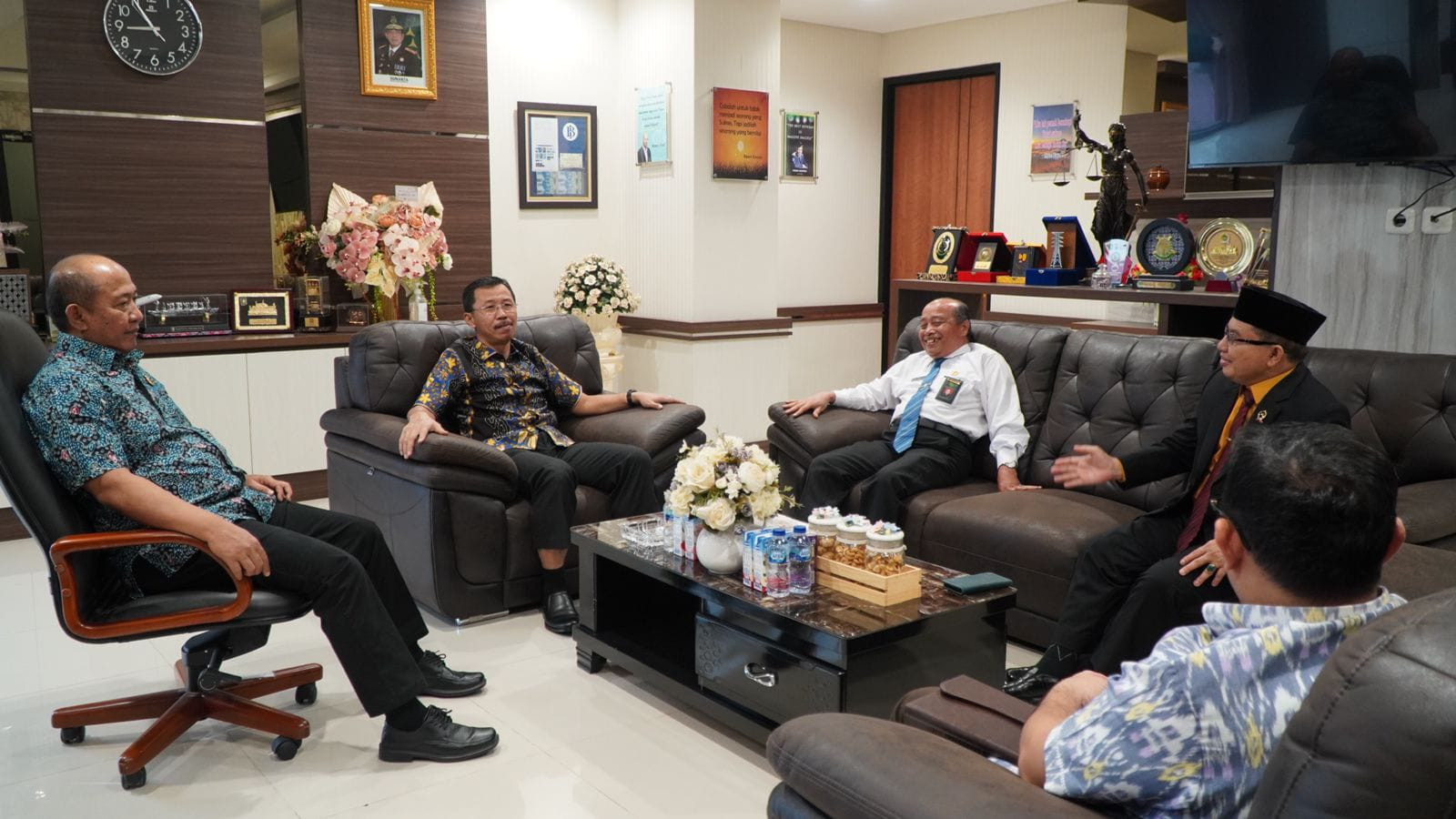 KEPALA KEJAKSAAN TINGGI RIAU TERIMA KUNJUNGAN KERJA DAN SEKALIGUS SILATURAHMI KETUA PENGADILAN