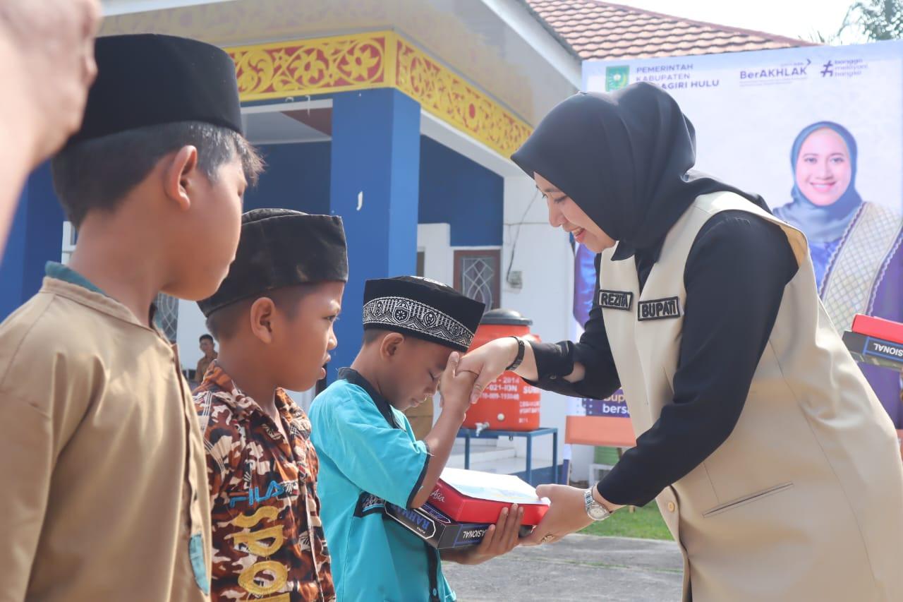Bupati Rezita Hadiri Sunat Massal Gratis Program Pemkab Inhu 