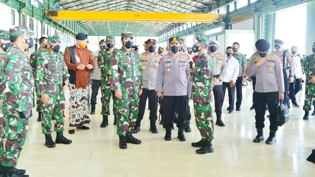 Panglima dan Kapolri Tinjau Vaksinasi Ribuan Anggota