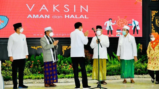 Presiden Jokowi Tinjau Vaksinasi Astra Zeneca di Jombang