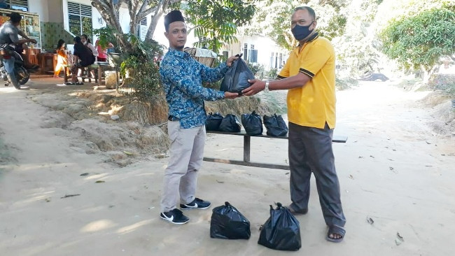 Balon Kades Pasar Kampar Heriyanto Bagikan Sembako
