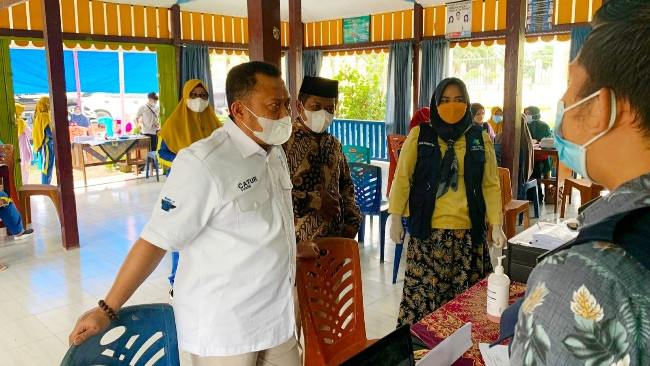 Bupati Catur Tinjau Vaksinasi Massal di Desa Sei Lambu Makmur