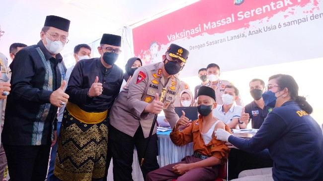 Kapolda Gelar Vaksinasi Bersama di Kantor LAM Riau