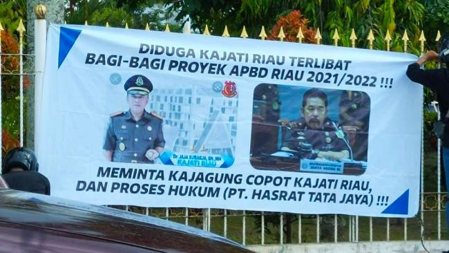 Spanduk Ini Tuding Kepala Kejati Riau Bagi-bagi Proyek 