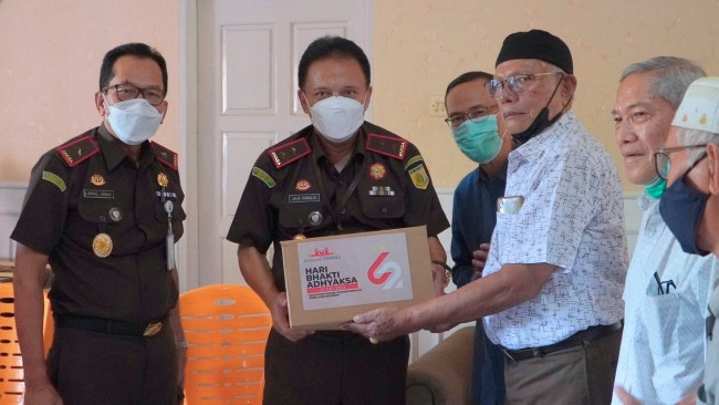 Kejati Riau Berbagi Peringati Hari Bhakti Adhyaksa