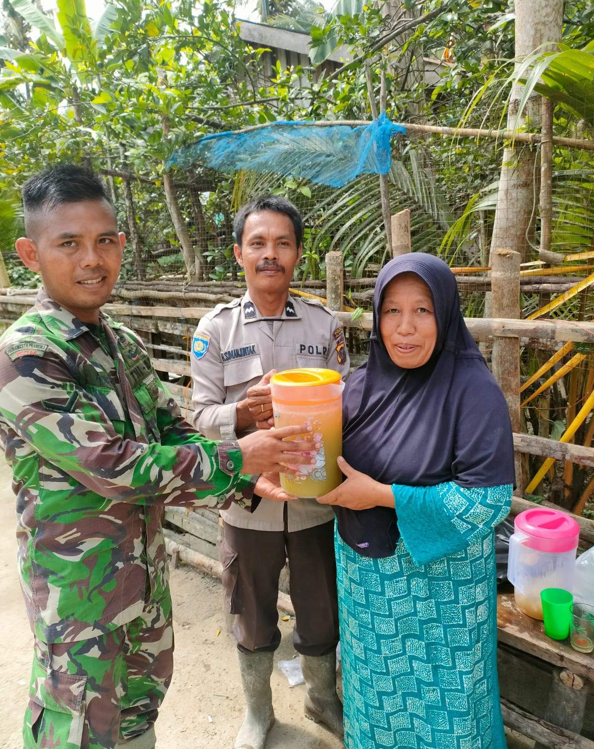 Masyarakat Bawakan Minuman Es Teh Untuk Satgas TMMD Ke 115 Kodim 0313/KPR