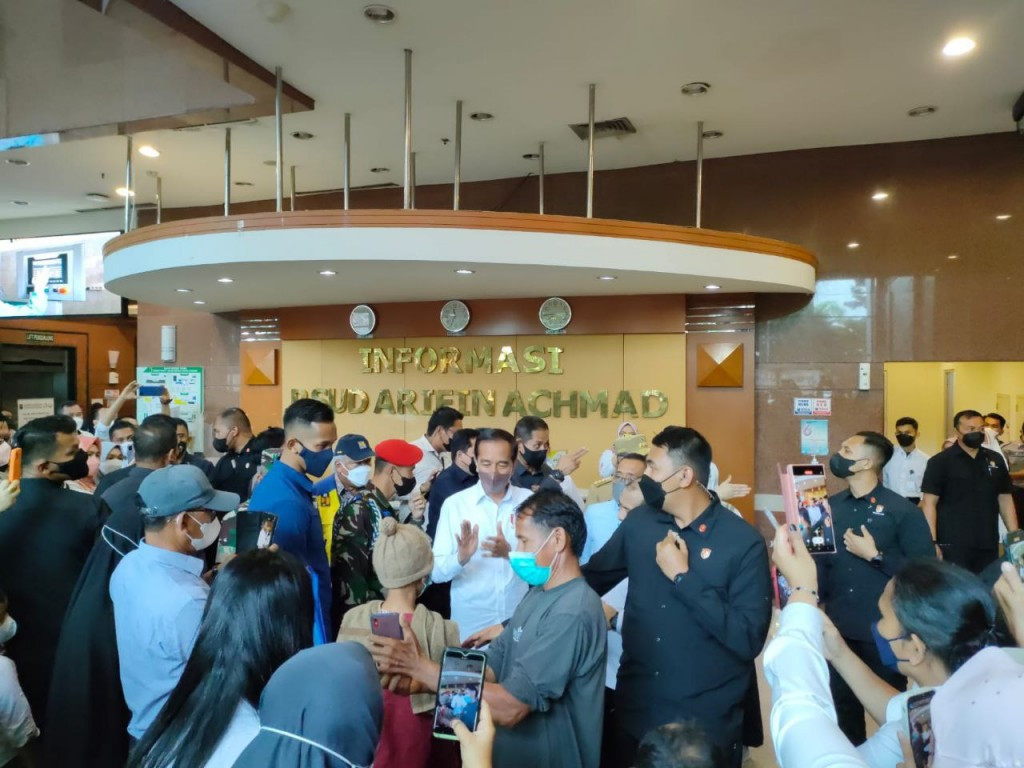 Presiden Jokowi saat berkunjung ke RS Arifin Ahmad, Pekanbaru