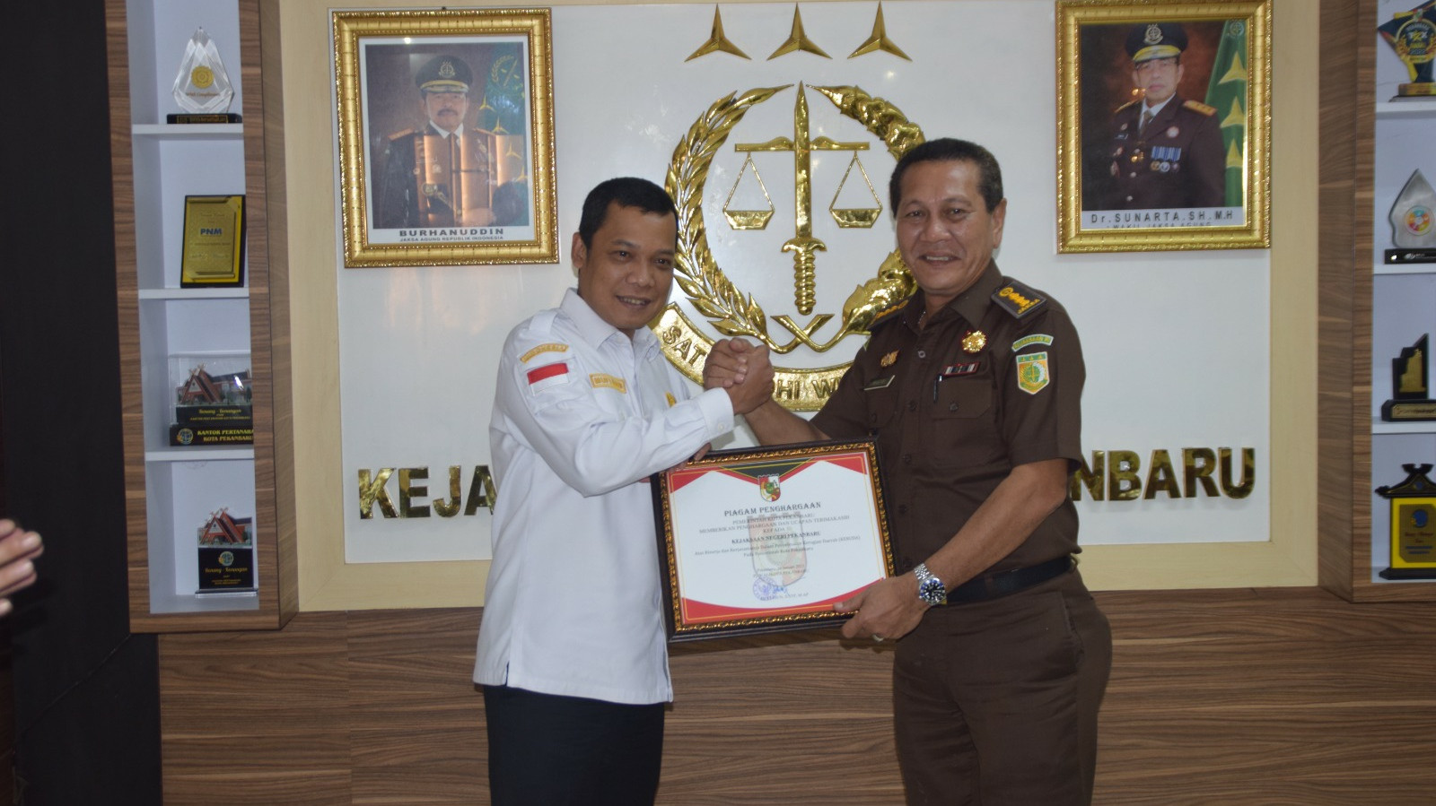 Pemko Berikan Penghargaan Kepada Kejari Pekanbaru