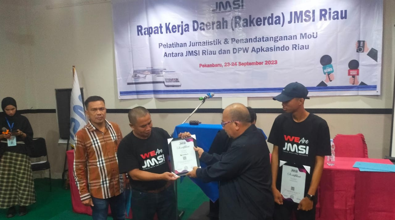 Dalam Rakerda 2023 VokalOnline.Com Terima Sertifkat QR Barcode Keanggotaan JMSI  