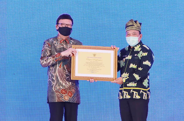  Pemkab Siak Terima Penghargaan dari Menteri PAN-RB