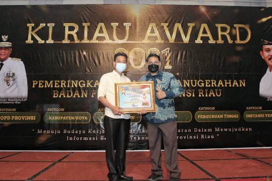 Bupati Afrizal Sintong Terima Penghargaan Khusus dari KI