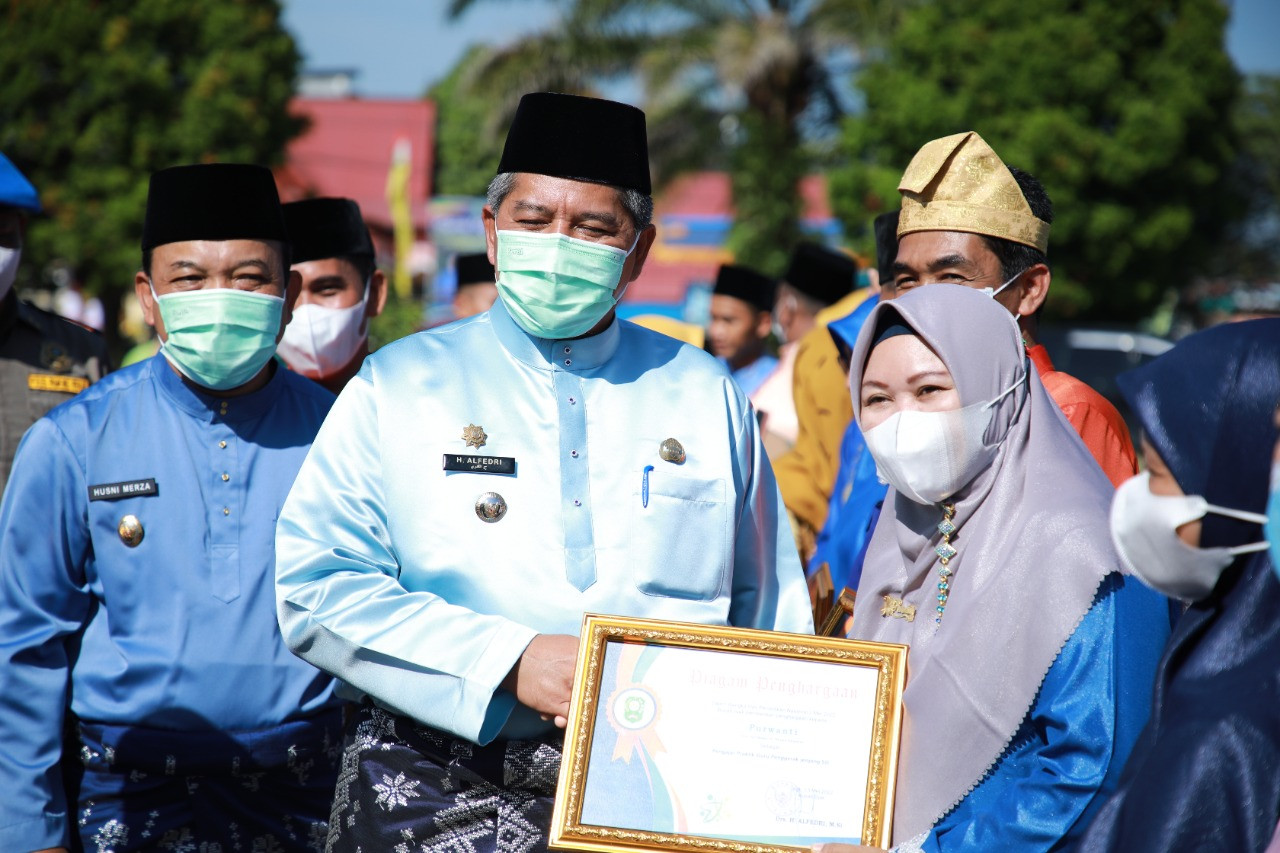 Bupati Alfedri Berikan Penghargaan Bidang Pendidikan