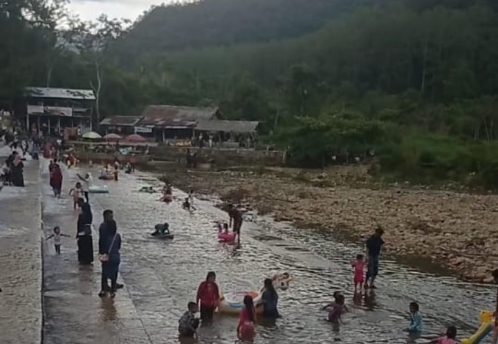 Wisatawan Banjiri Objek Wisata di Sumbar 