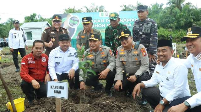 Gubernur dan Kapolda Riau Tinjau Pembangunan dan Serahkan Bansos di Meranti