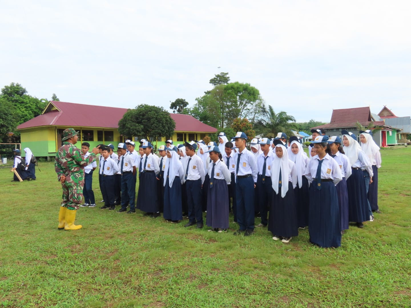 Peduli Pendidikan, Satgas TMMD Berikan Materi Wasbang di SMPN 1 Teluk Meranti