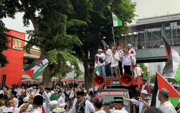 Aksi Bela Palestina di Surabaya Desak Restoran Cepat Saji Ditutup