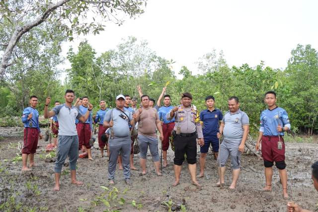 Polres Meranti Tanam Mangrove di Pesisir Pantai Dorak Selatpanjang