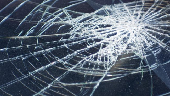 Toyota Land Cruiser Pelat RFQ Tabrak 9 Motor di Jakut