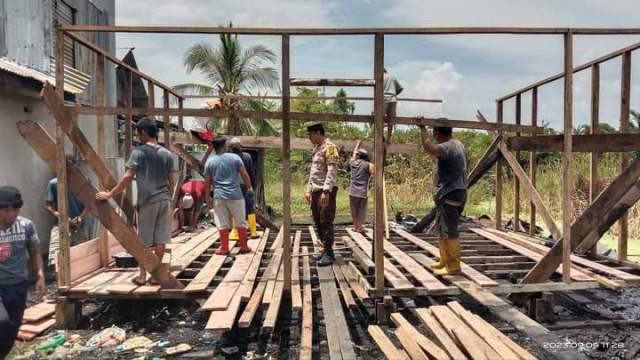 Bantu Korban Kebakaran, Warga RT 024 Bagan Barat Gotong - Royong Membangun Rumah Ali Raja Hasibuan