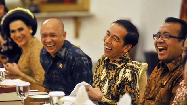 Jokowi Tersenyum Respons Usul PDIP Reshuffle 2 Menteri Nasdem 