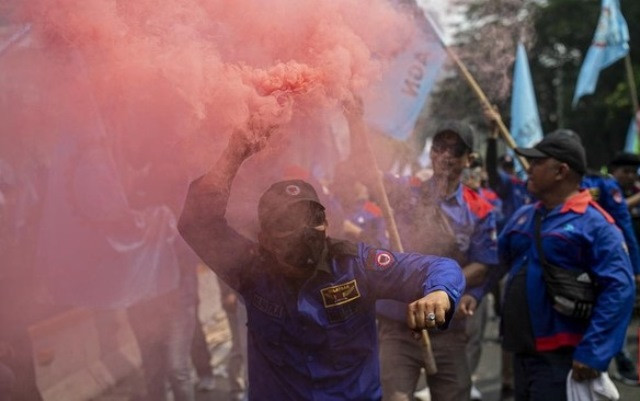 Massa Buruh Sempat Ricuh Usai MK Tolak Gugatan Formil Perppu Ciptaker