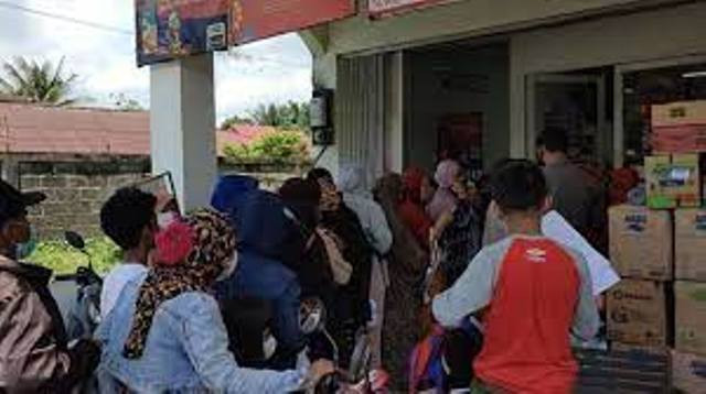 Antre Mengular Beli Minyak Goreng di IKN, Emak-emak Bawa Salinan KK