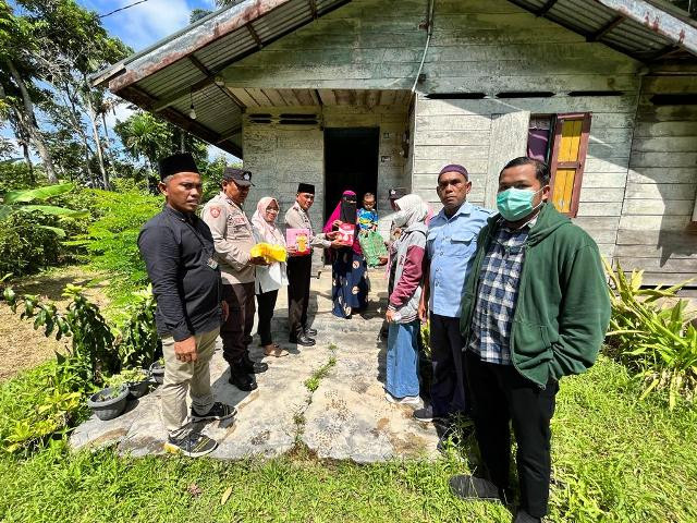 Rutinitas Sobat Kamis Barokah Polsek Merbau, Lagi Dua Balita Stunting Diberi Bantuan