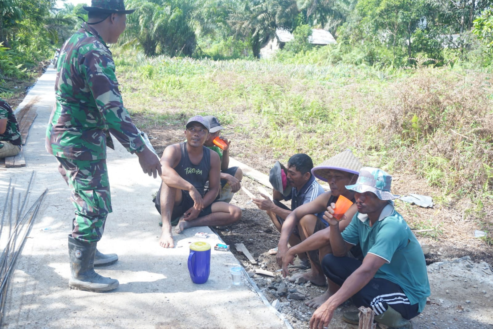 Begini Kedekatan Prajurit Satgas TMMD Dengan Warga Saat Istirahat Kerja