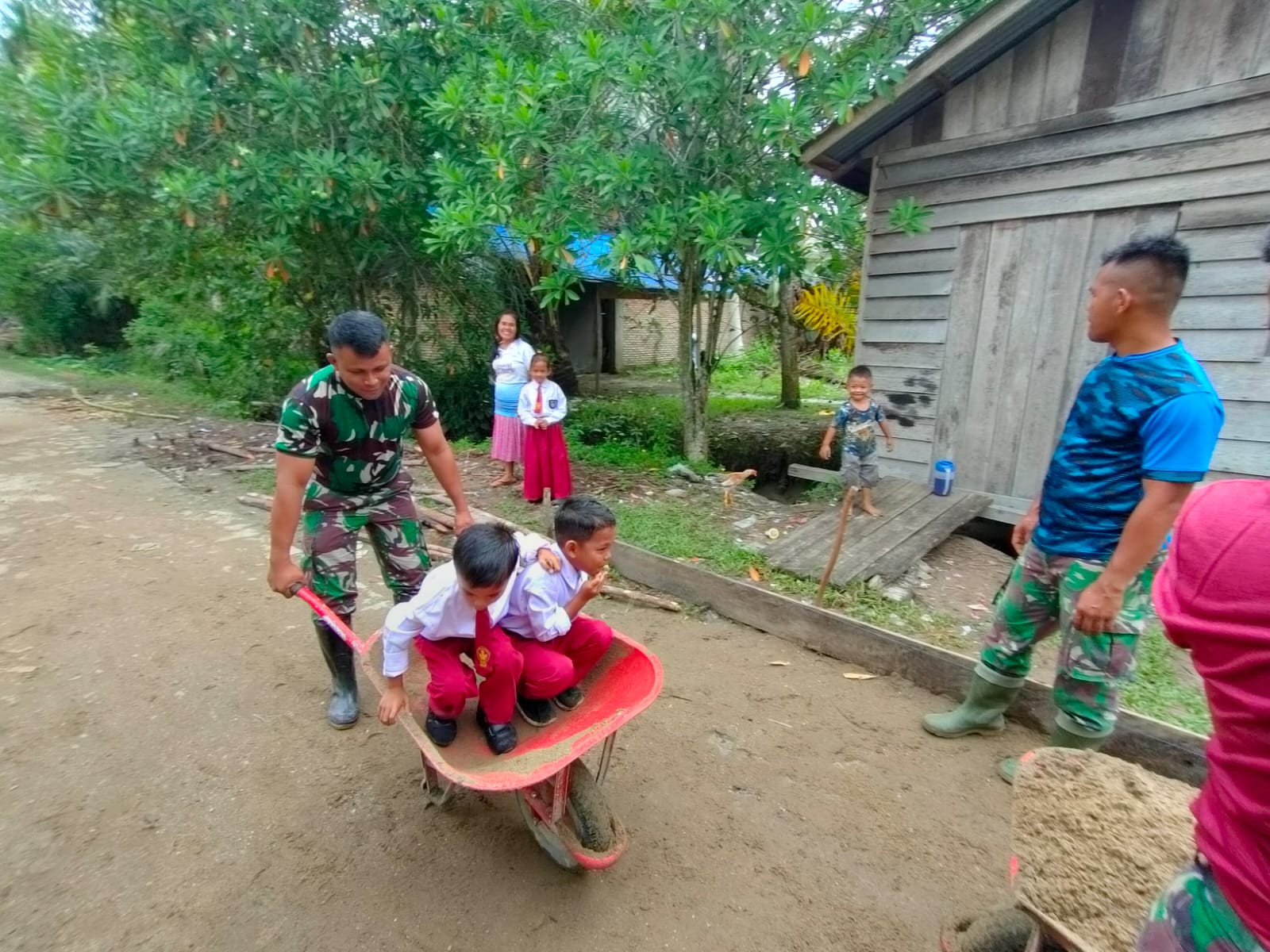 Potret Kedekatan Satgas TMMD Ke-115 Bersama Murid SDN 013 Kelurahan Teluk Meranti   