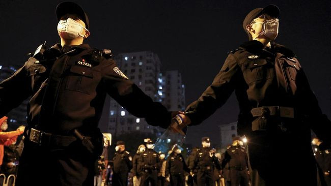 China Perketat Keamanan usai Demo, Polisi Cegat dan Cek HP Warga