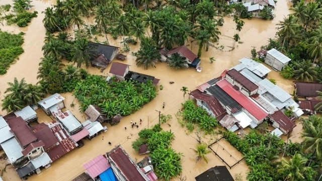 jalan-lintas-nasional-tergenang-akses-medanbanda-aceh-lumpuh-diterjang-banjir-1764244765572_169.jpg