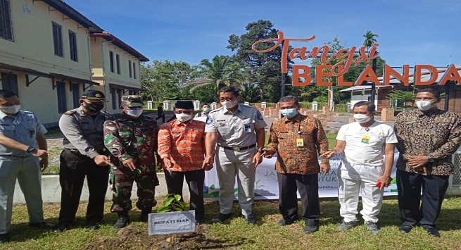 Pemkab Siak dan PT Jasa Raharja   Tanam 400 Bibit Matoa dan Sirsak 